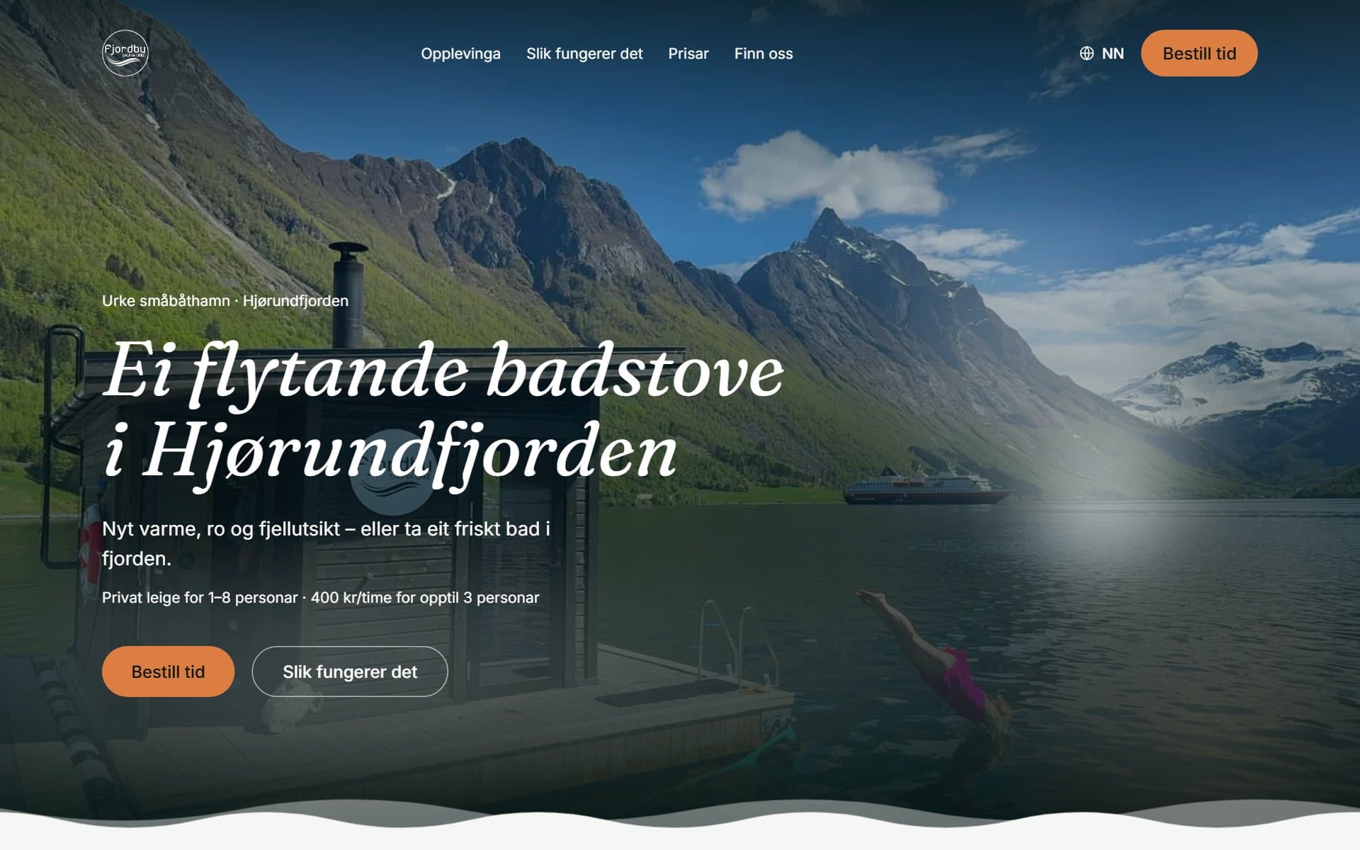 Framsida til Fjordbu Sauna Urke: ei flytande badstue i Hjørundfjorden, med knappen «Bestill tid».
